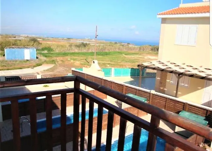 Jade פאראלימני