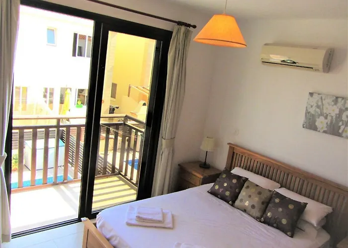 Jade פאראלימני